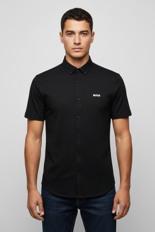 Модел с BOSS риза - студийна снимка